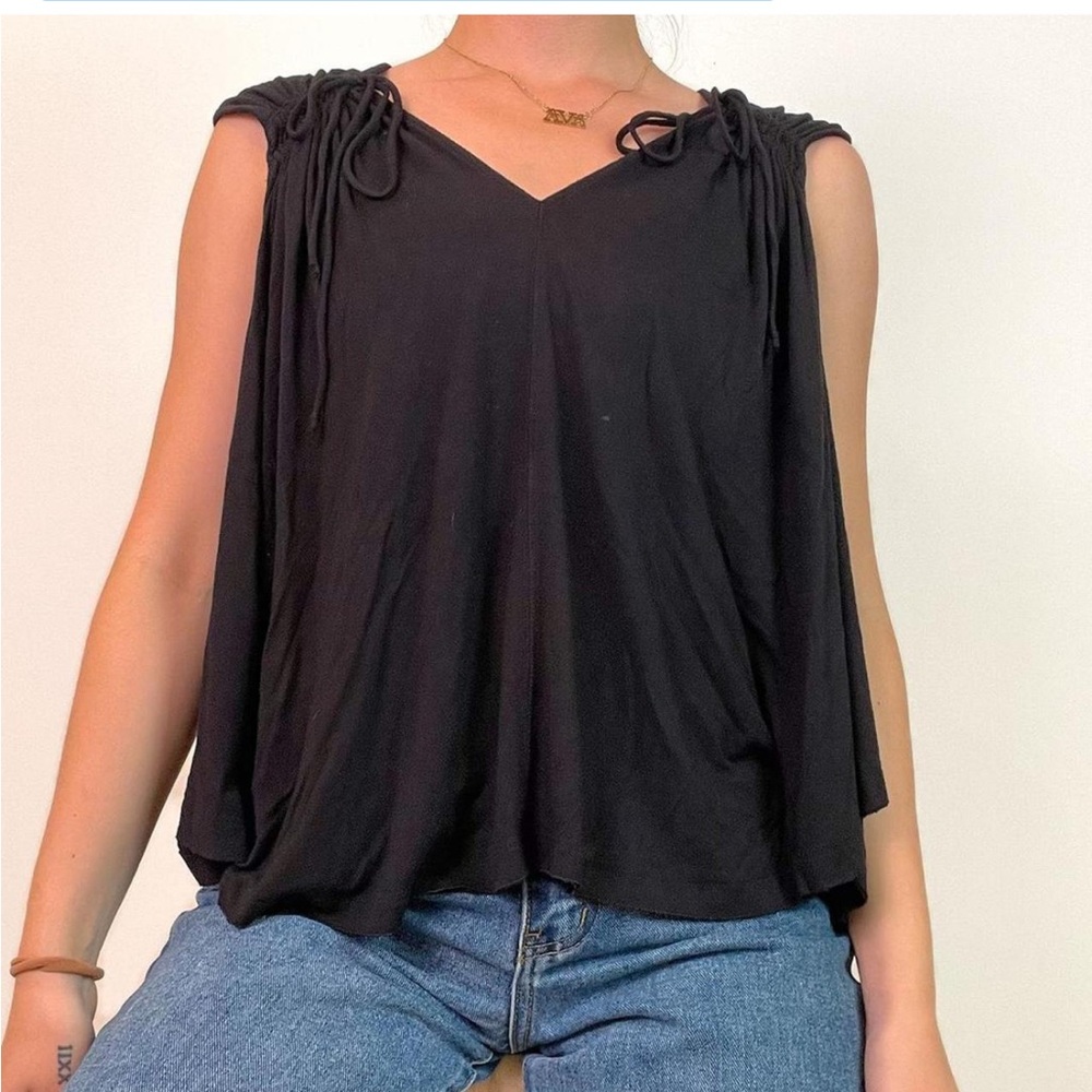 FREE PEOPLE FLOWY SLEEVELESS V-NECK TOP